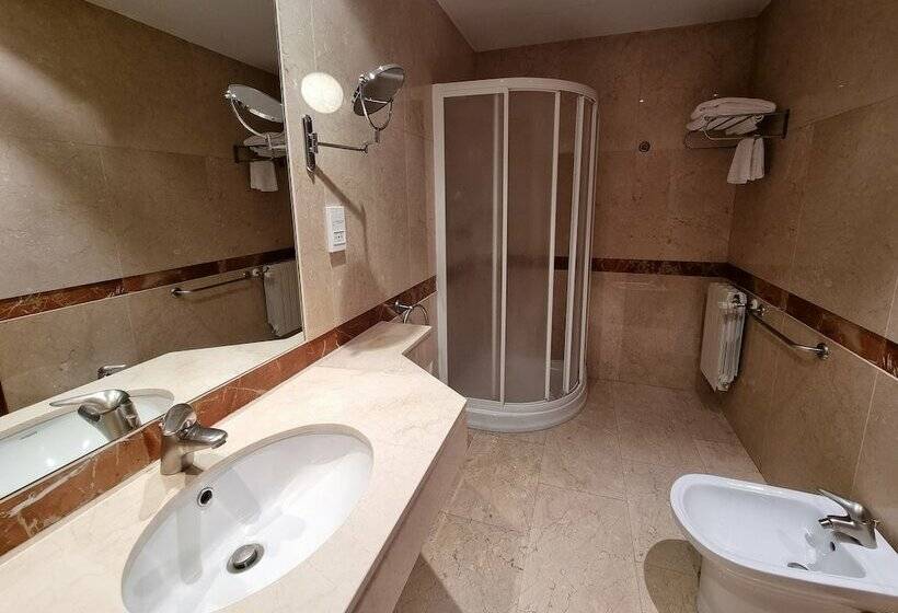 اتاق استاندارد سه نفره, Gran Legazpi