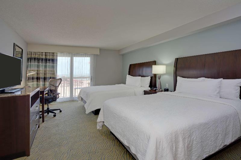 Номер Стандарт Вид на Бассейн, Hilton Garden Inn Daytona Beach Oceanfront