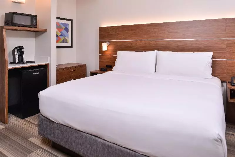 Standard Room King Bed Adapted for people with reduced mobility
