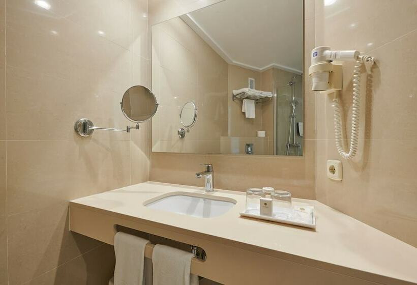 标准单人间, Sabina