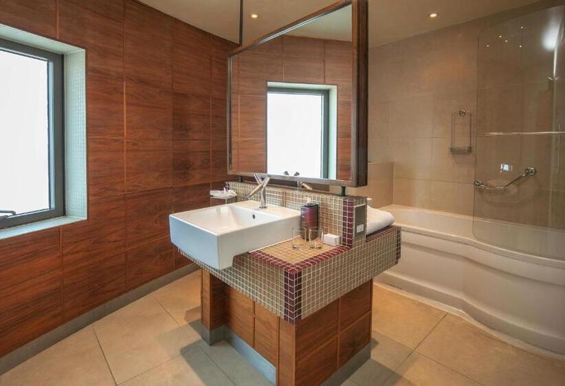 キングサイズベッドのスイートルーム, The Crown London, Worldhotels Distinctive