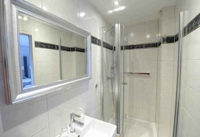 컴포트 룸, Trapp