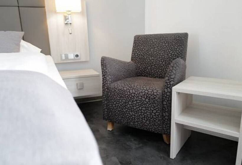 컴포트 룸, Trapp