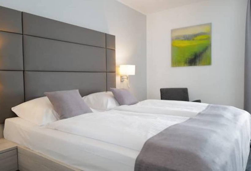 컴포트 룸, Trapp