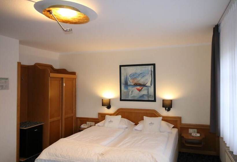 주니어 스위트, Trapp