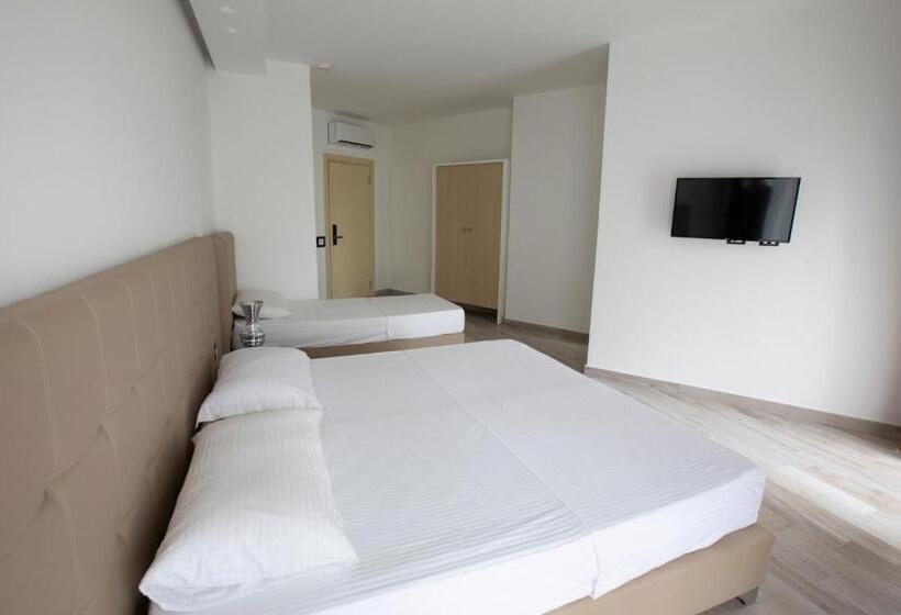 חדר סטנדרט לשלושה, Mille Amici