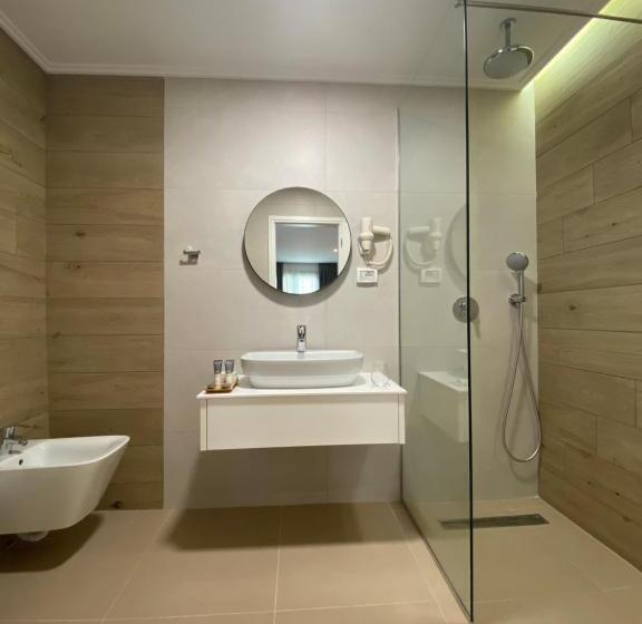 패밀리 스위트, Olive Ksamil