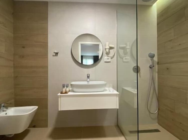 패밀리 스위트, Olive Ksamil