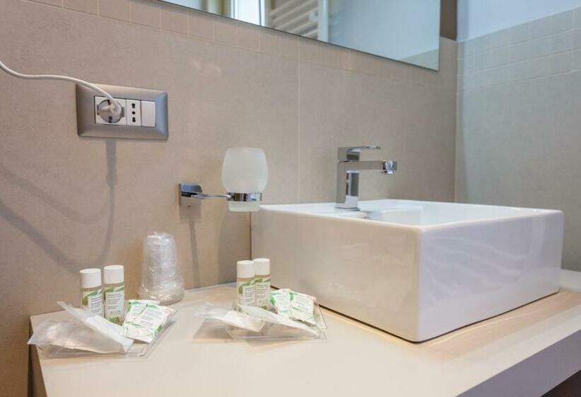 スタンダード4人部屋, Five Rooms Brolo