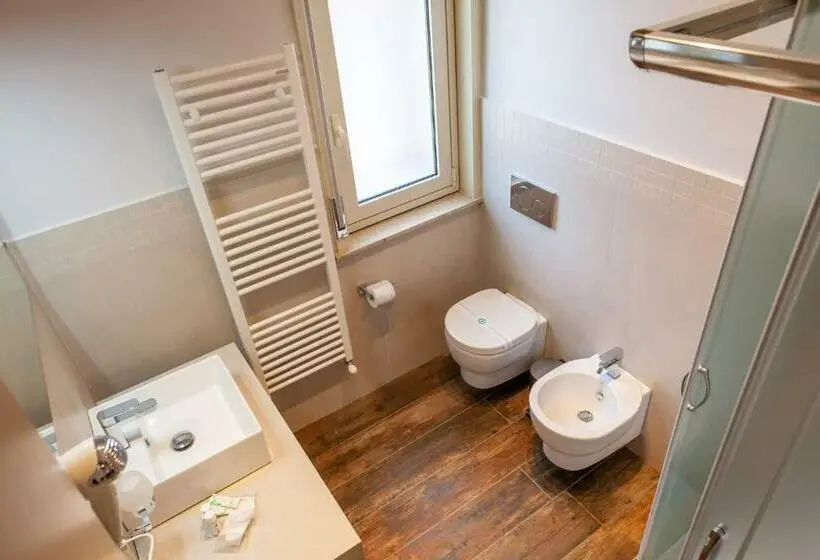 スタンダード４人部屋, Five Rooms Brolo
