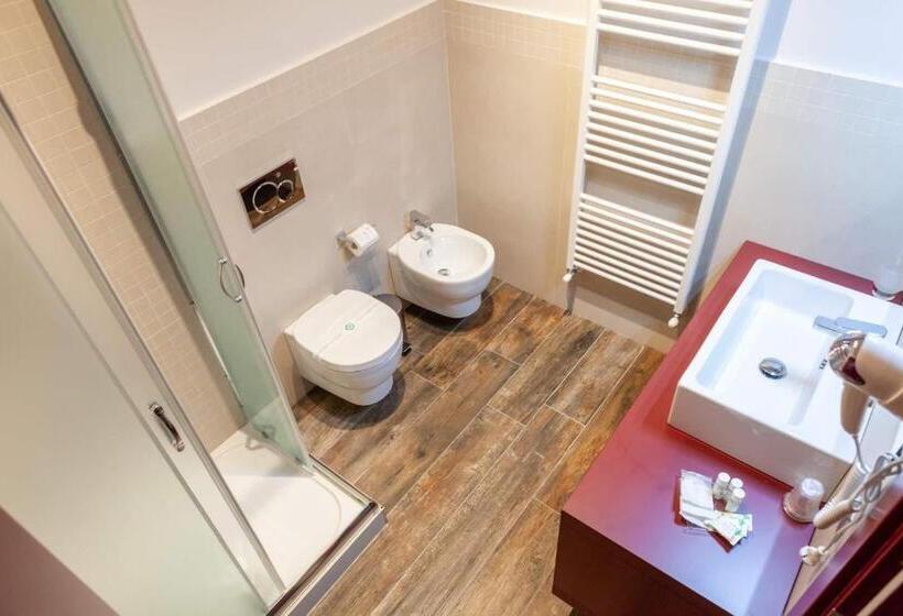 غرفة قياسية ثلاثية, Five Rooms Brolo
