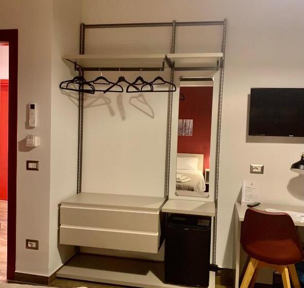 غرفة قياسية ثلاثية, Five Rooms Brolo