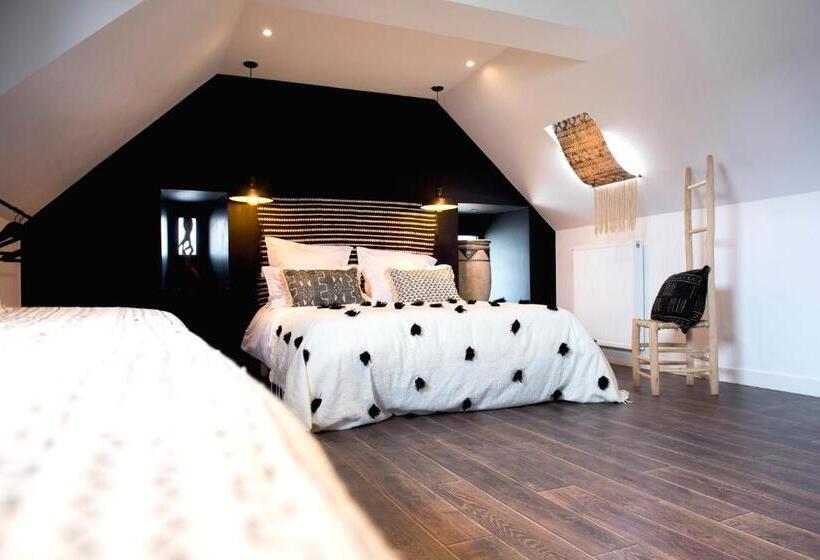 Семейный Номер, La Petite Valise