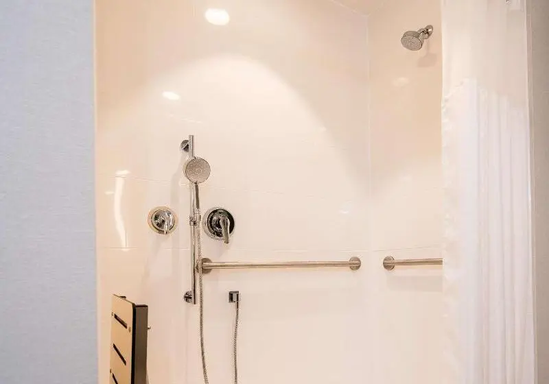 اتاق استاندارد با تخت بزرگ برای معلولان, Hilton Garden Inn Moncton, Nb