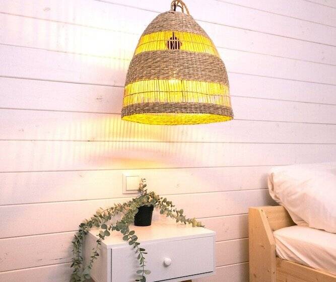 اتاق استاندارد, Outside Inn