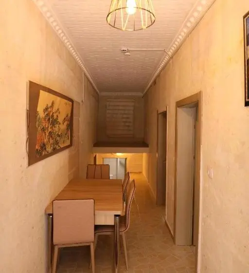 اتاق خانوادگی, Epoch Stone House