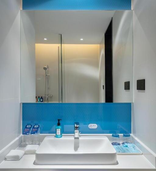 מיטת קינג בסוויטה, Holiday Inn Express Changsha Wuyi Plaza , An Ihg