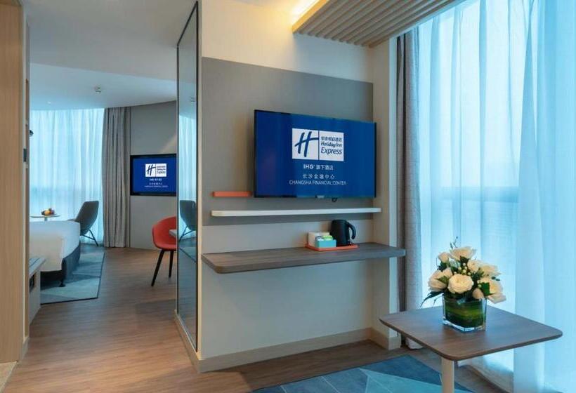 מיטת קינג בסוויטה, Holiday Inn Express Changsha Wuyi Plaza , An Ihg