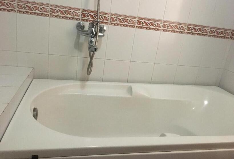 Standard Kolmen Hengen Huone, Khách Sạn Bình Dương