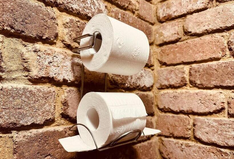 חדר משפחתי, Eildon Lake Motel