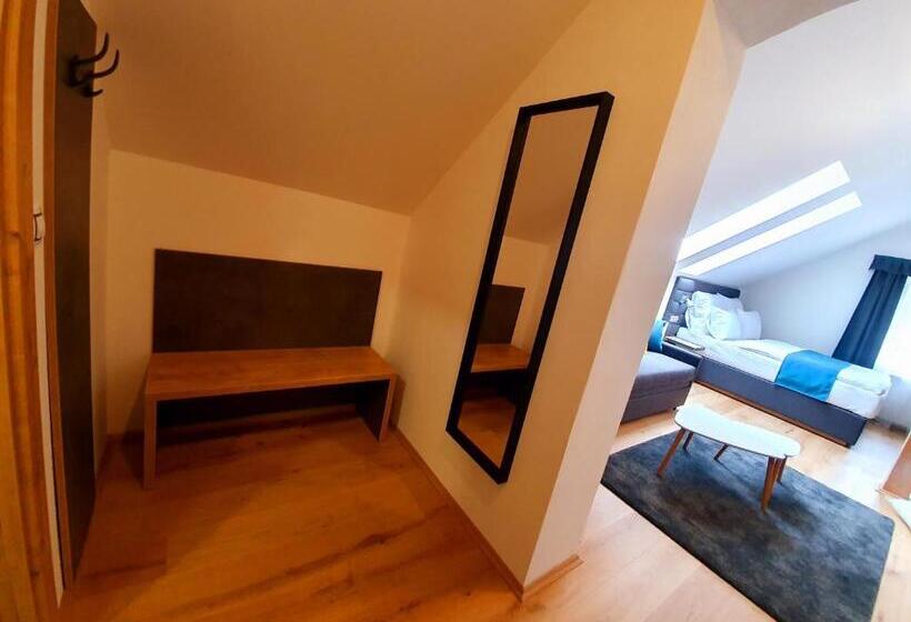 Deluxe Værelse, Kortus