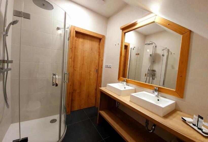 Deluxe Familie Værelse, Kortus