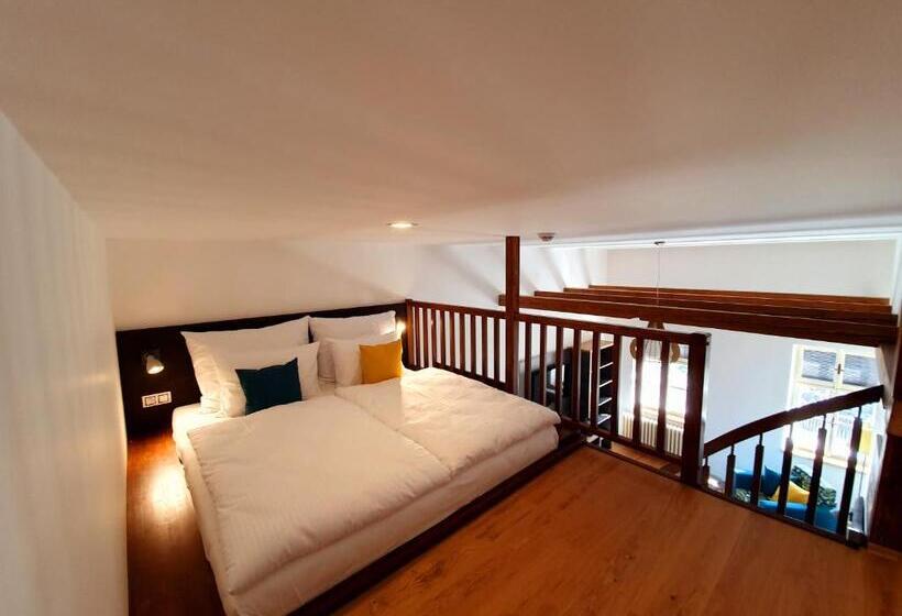 Superior Familie Værelse, Kortus