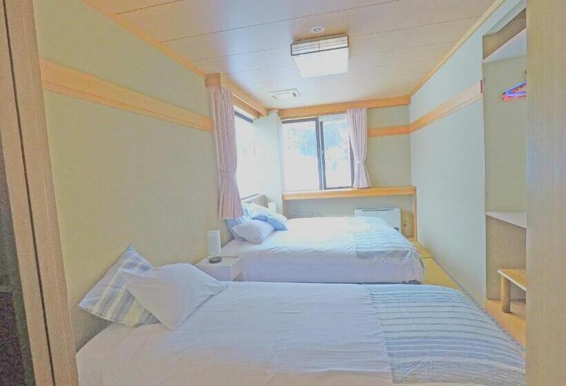 バスルーム共有のトリプルスタンダード, Red Fox Lodge Myoko