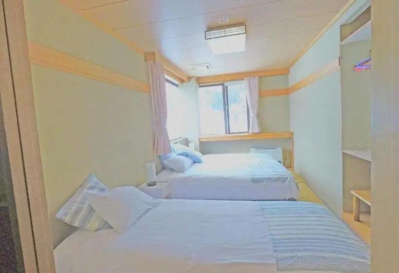 バスルーム共有のトリプルスタンダード, Red Fox Lodge Myoko