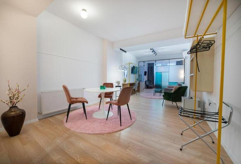 سوئیت با تخت بزرگ, Stil Oldtown