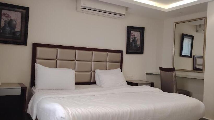 2 Bedroom Apartment with Pool, Sea Club Resort