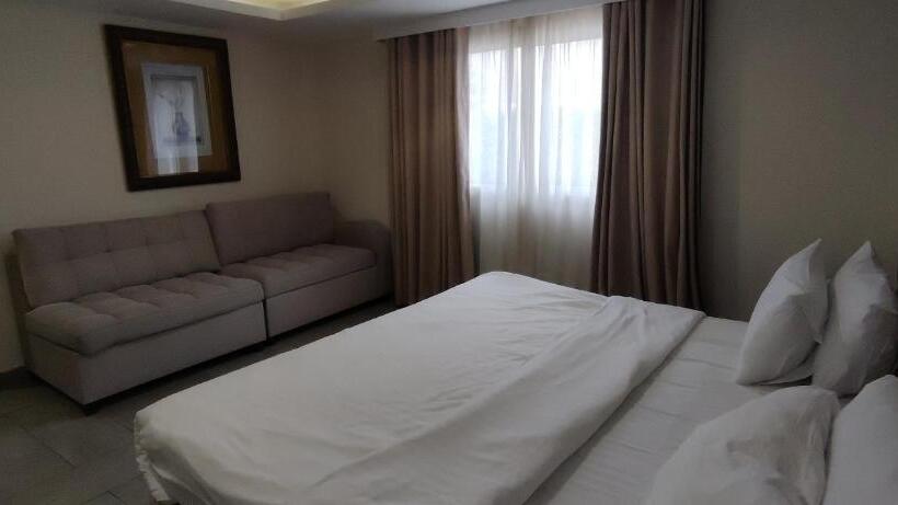 2 Bedroom Apartment with Pool, Sea Club Resort