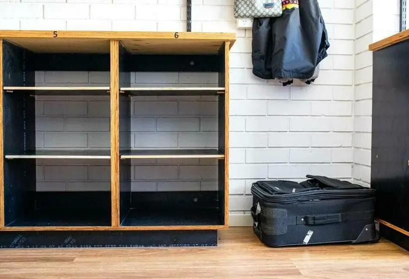 ルームシェアのワンベッド, Woopi Backpackers