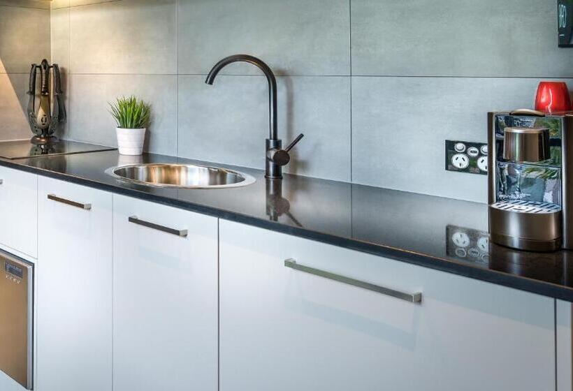 Studio Standard, Crest On Park