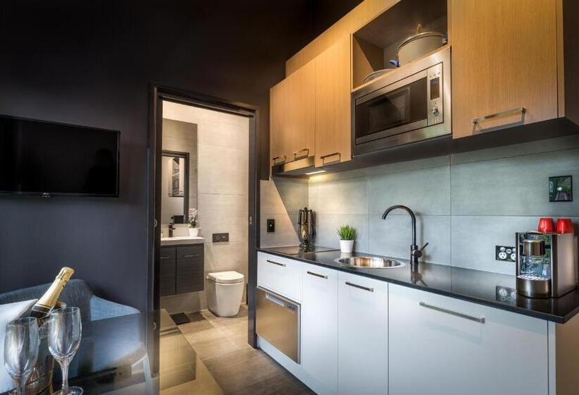 Studio Standard, Crest On Park