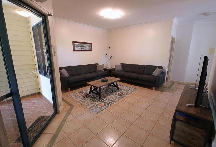 آپارتمان 3 خوابه, Lakeview Apartments