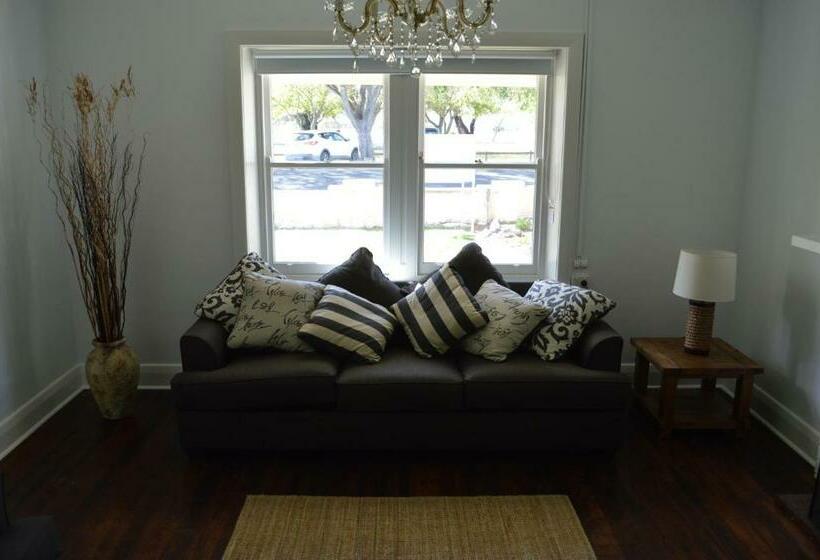 패밀리 룸, Two Cow Cottage Bed & Breakfast