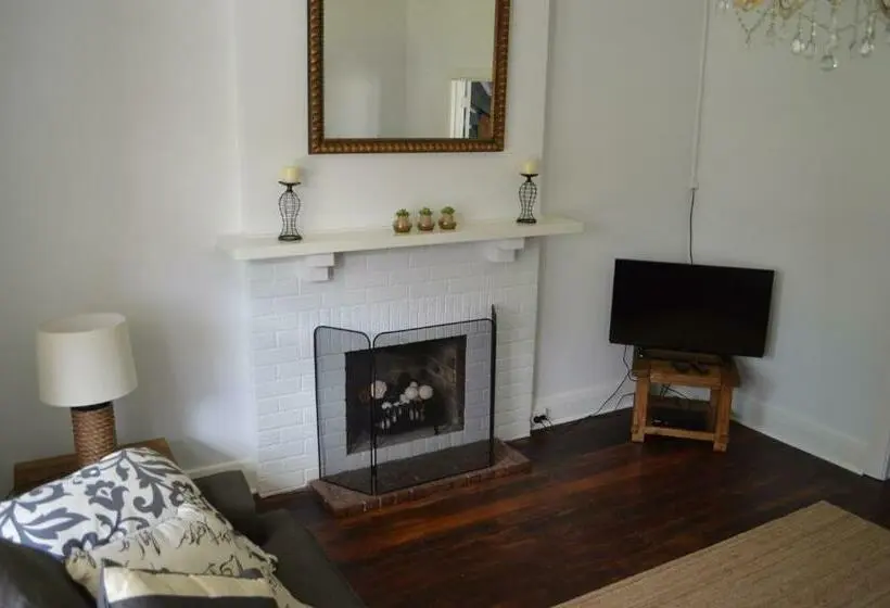 ファミリールーム, Two Cow Cottage Bed & Breakfast
