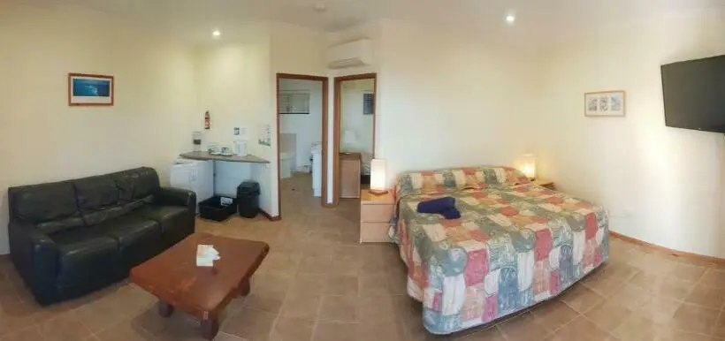 キングサイズベッドのスイートルーム, Escape 1770 Motel   No Kids   No Smoking   No Partying