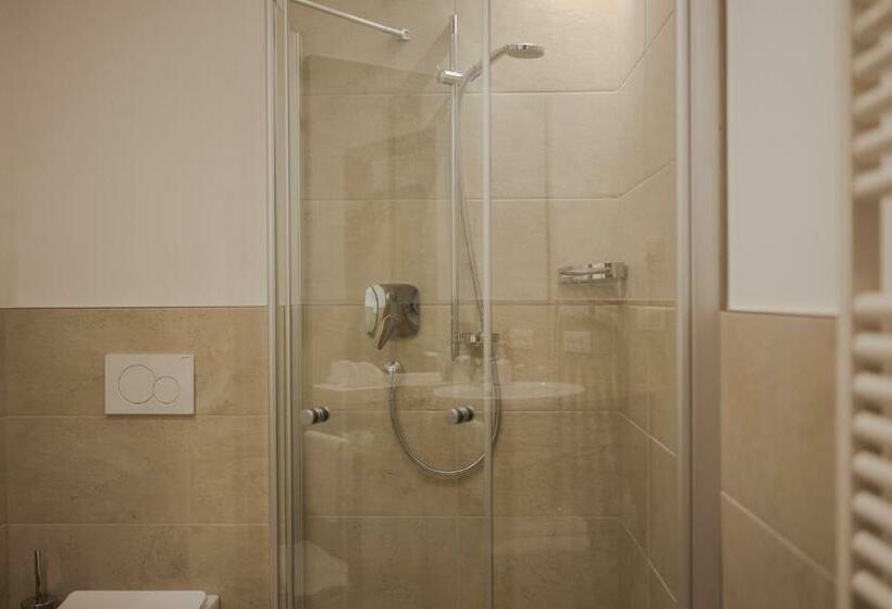 Номер Стандарт Индивидуальный, Theresia