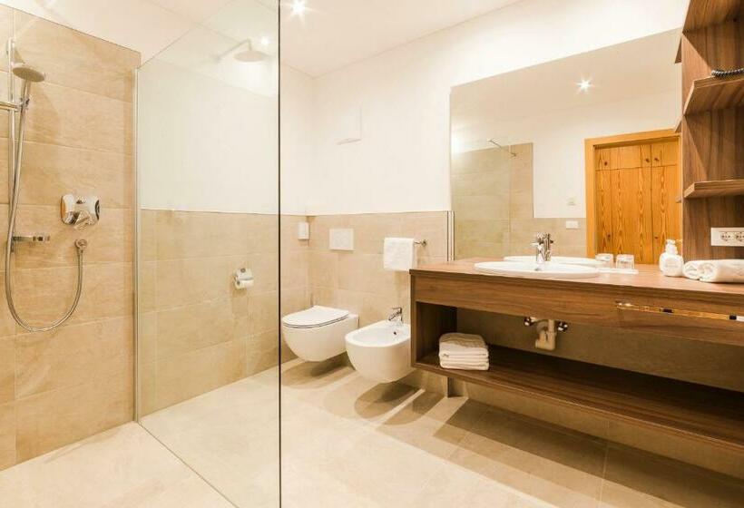 Номер Стандарт, Theresia