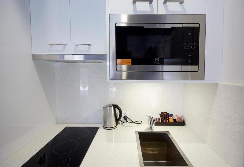 إستوديو قياسى, Mansi On Raymond