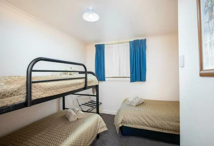 اتاق خانوادگی, Mid City Motel