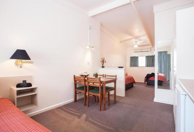 Семейный Номер, Mid City Motel