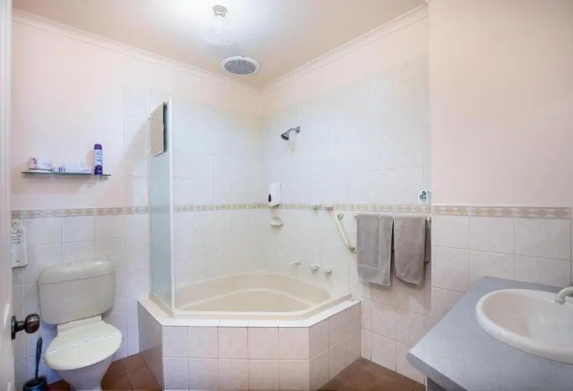 اتاق خانوادگی, Mid City Motel