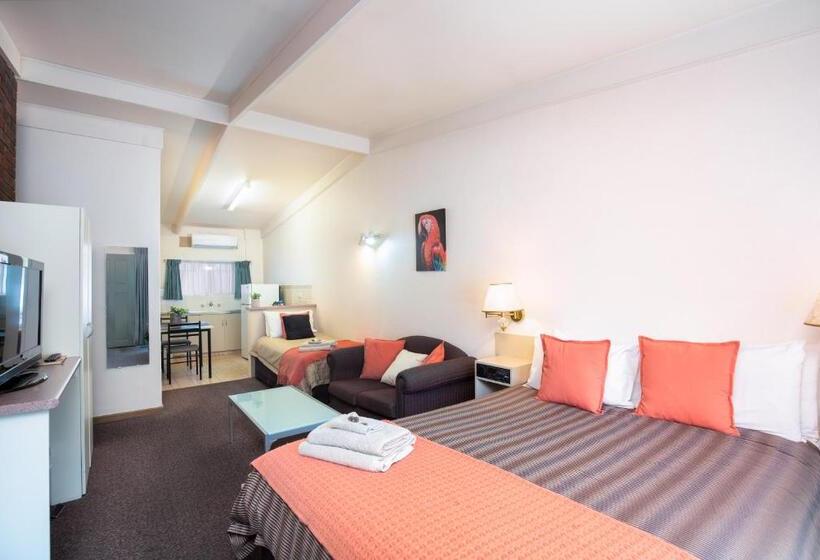 Семейный Номер, Mid City Motel