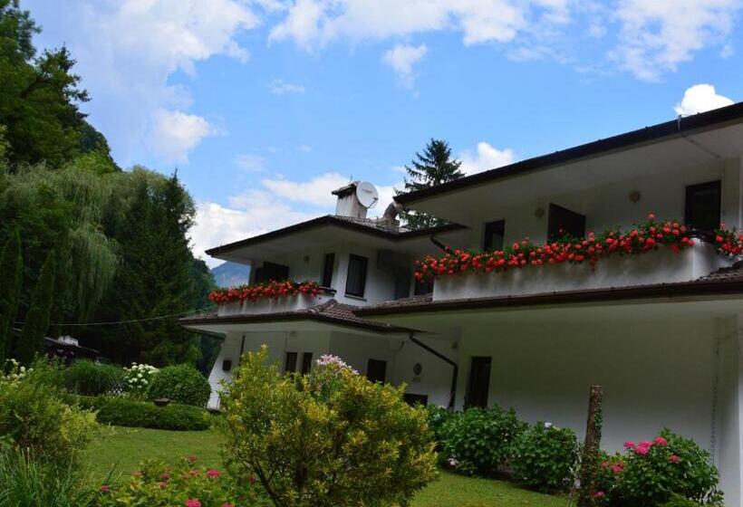 آپارتمان یک خوابه با دری مشترک که هال را جدا می کند., Penzion šterk