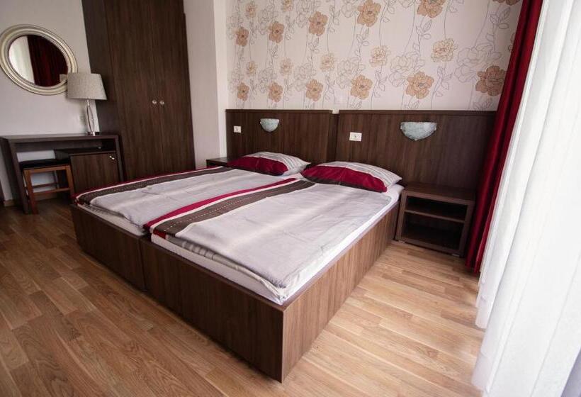 آپارتمان یک خوابه با دری مشترک که هال را جدا می کند., Penzion šterk