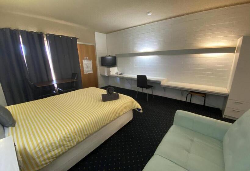 标准间, Capri Motel