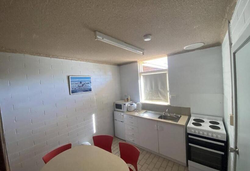 패밀리 룸, Capri Motel